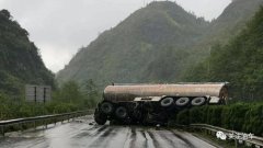 云南富寧往硯山方向發(fā)生一起油罐車側(cè)翻事故！